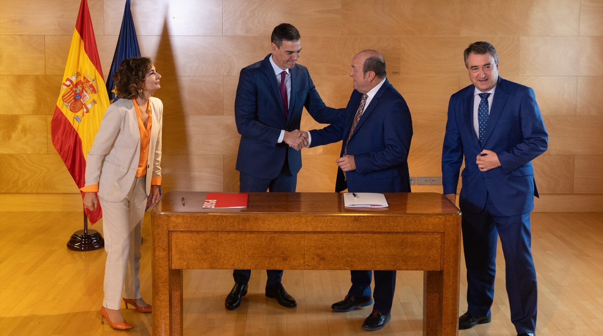 El acuerdo entre PSOE y PNV anticipa una legislatura de centro