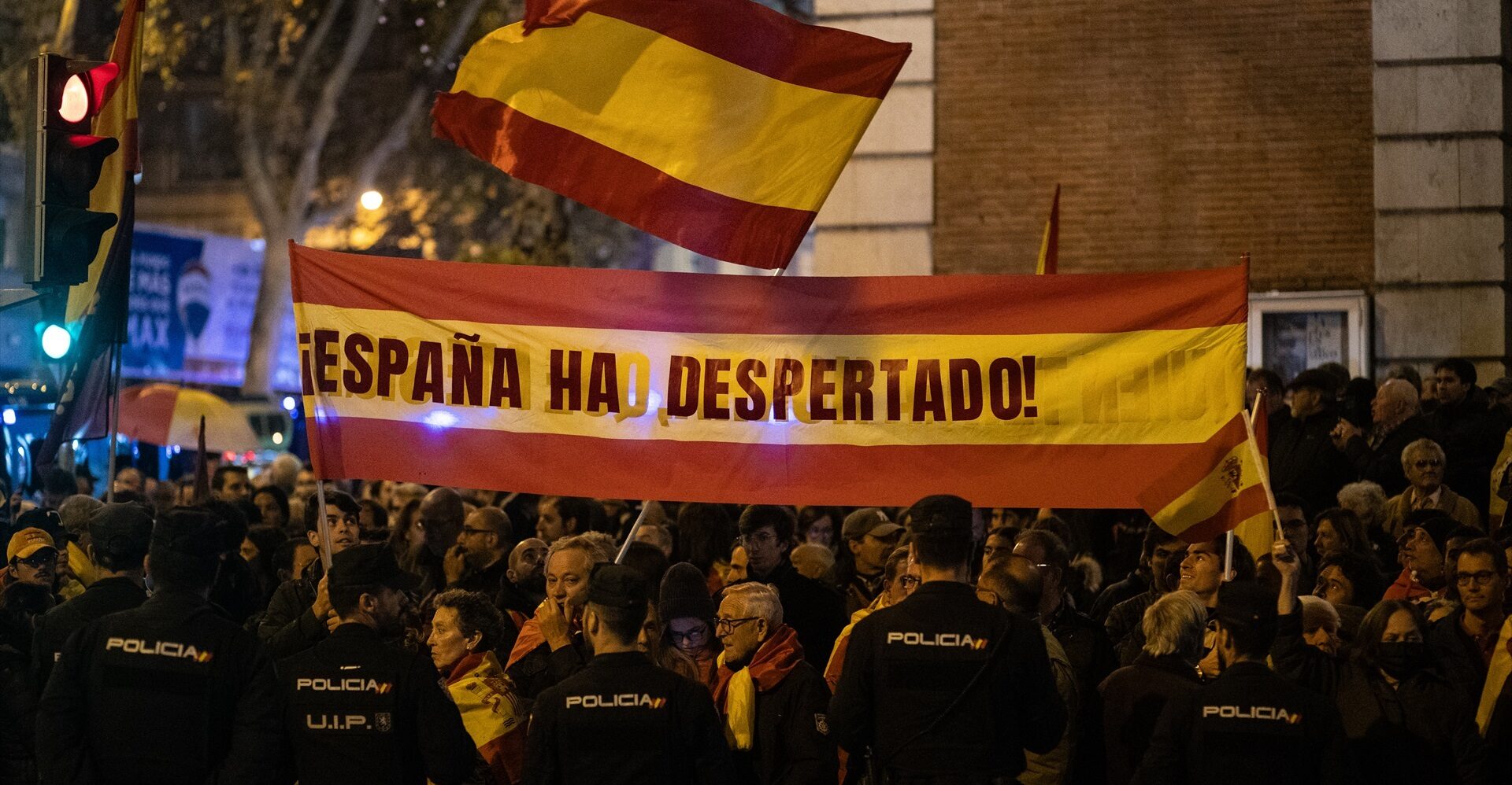 JUPOL denuncia una pancarta en Ferraz que llamaba a los policías «prostitutas baratas del PSOE»