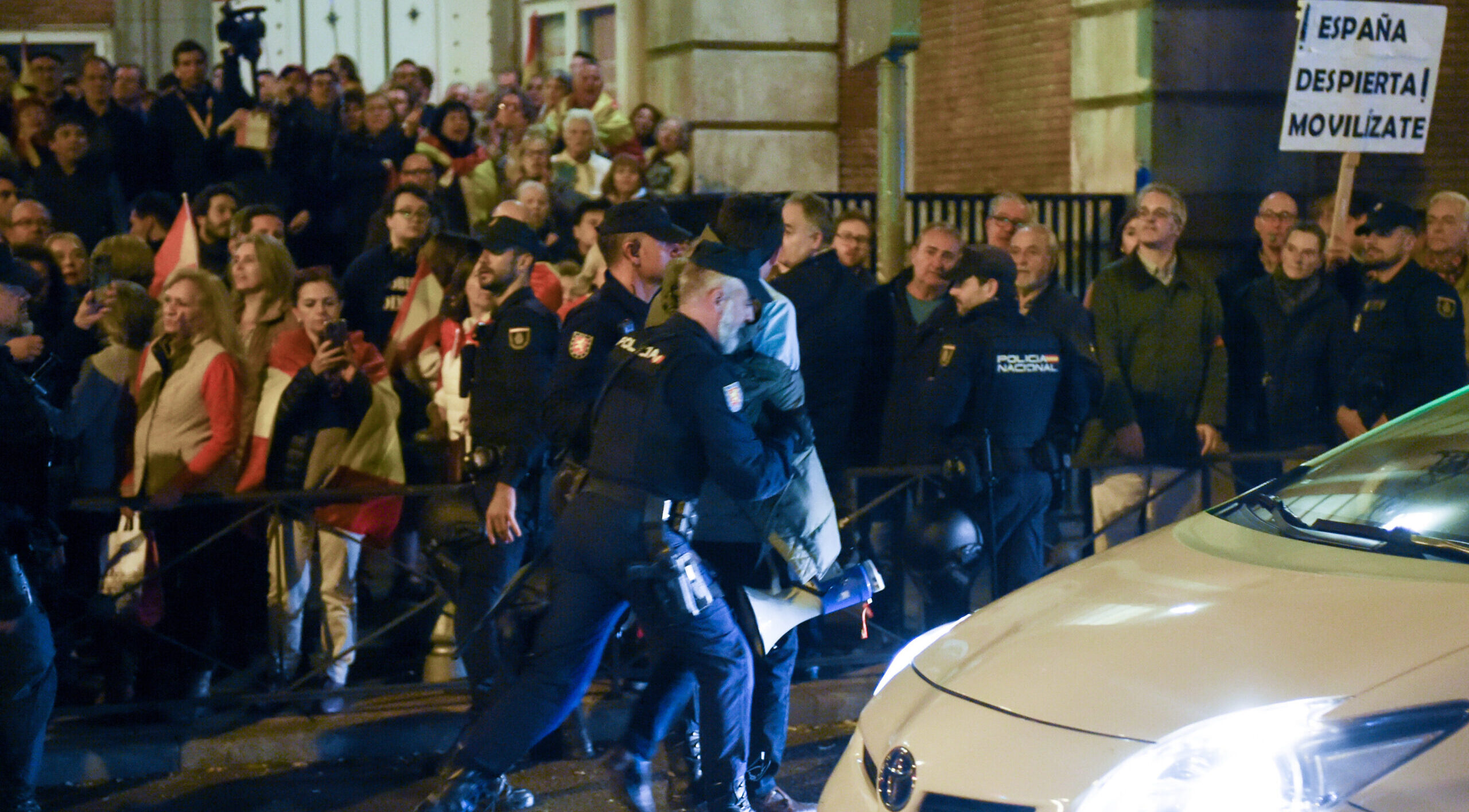 Dos periodistas de ‘El Mundo’ y ‘El Español’ detenidos por lanzar objetos a la policía en las protestas de Ferraz
