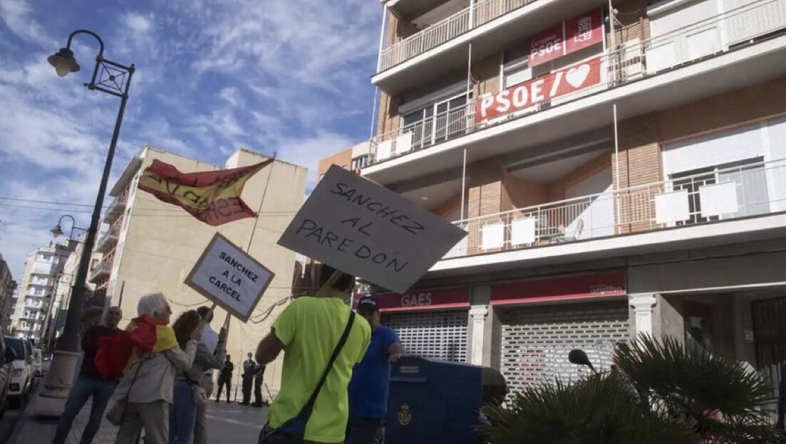 Los carteles de los manifestantes contra la amnistía en Cartagena: “Sánchez al paredón” o “golpe de Estado ya”