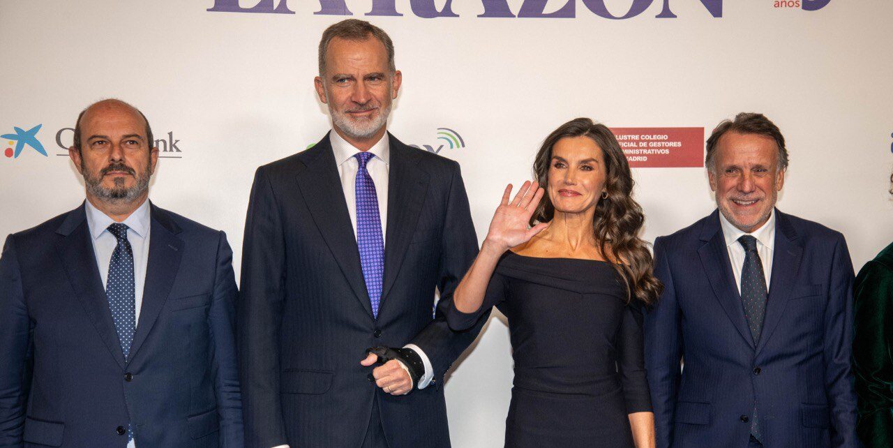 Los reyes, Ayuso, Robles y Zapatero junto al imputado Creuheras en la fiesta del 25 aniversario de La Razón