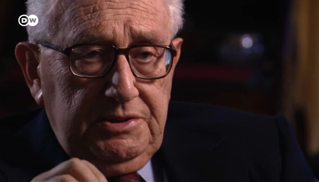 El País alaba la figura de Henry Kissinger tras su muerte