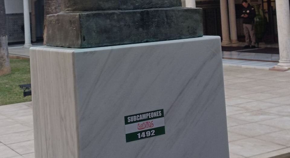La ultraderecha vandaliza una estatua de Blas Infante situada dentro del Parlamento de Andalucía
