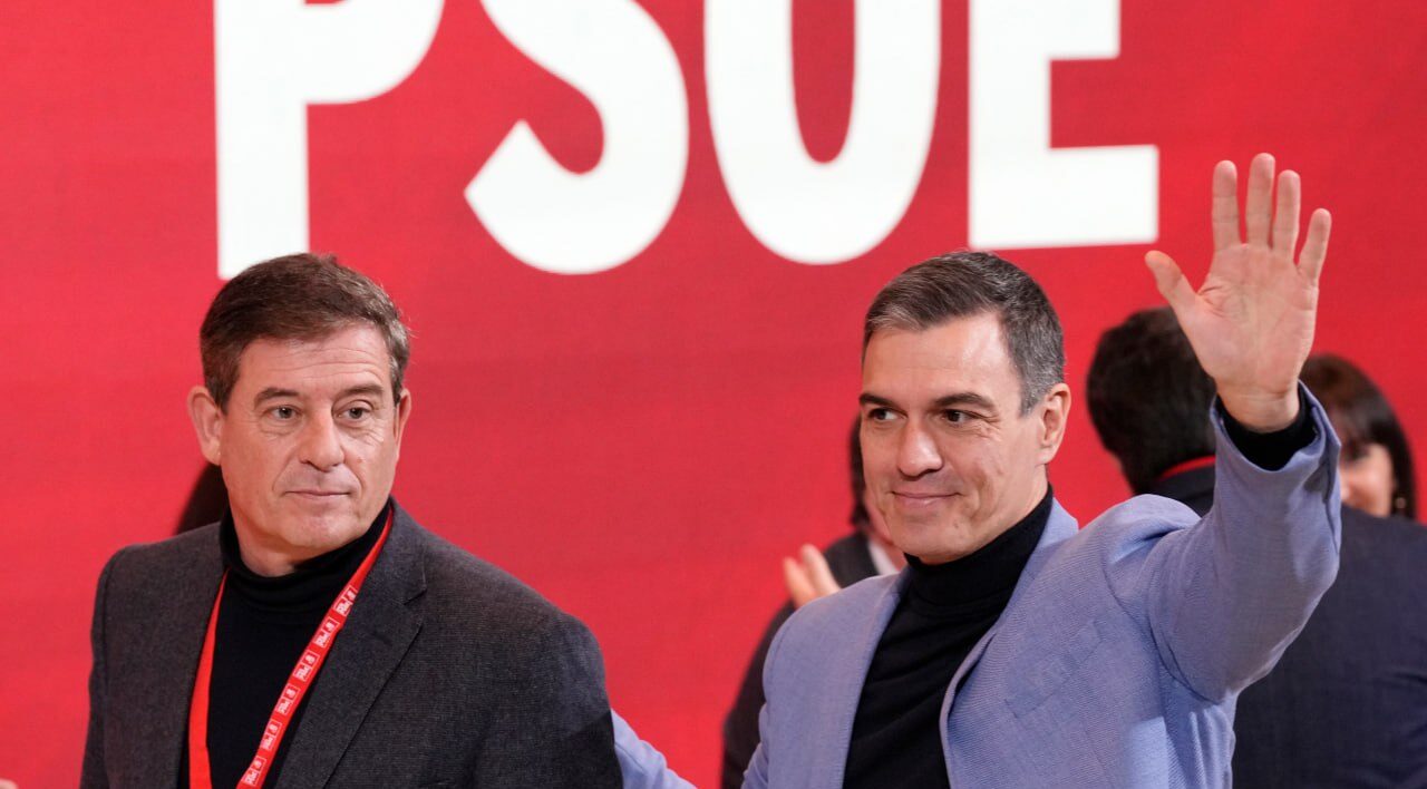 El PSOE filtra a El Español que va a bajar los impuestos a la banca y a las energéticas