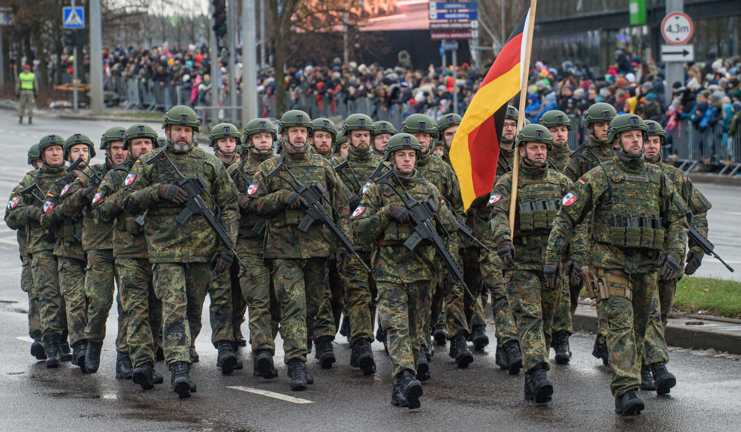 Después de un aumento histórico en su presupuesto armamentístico, Alemania plantea recuperar el servicio militar