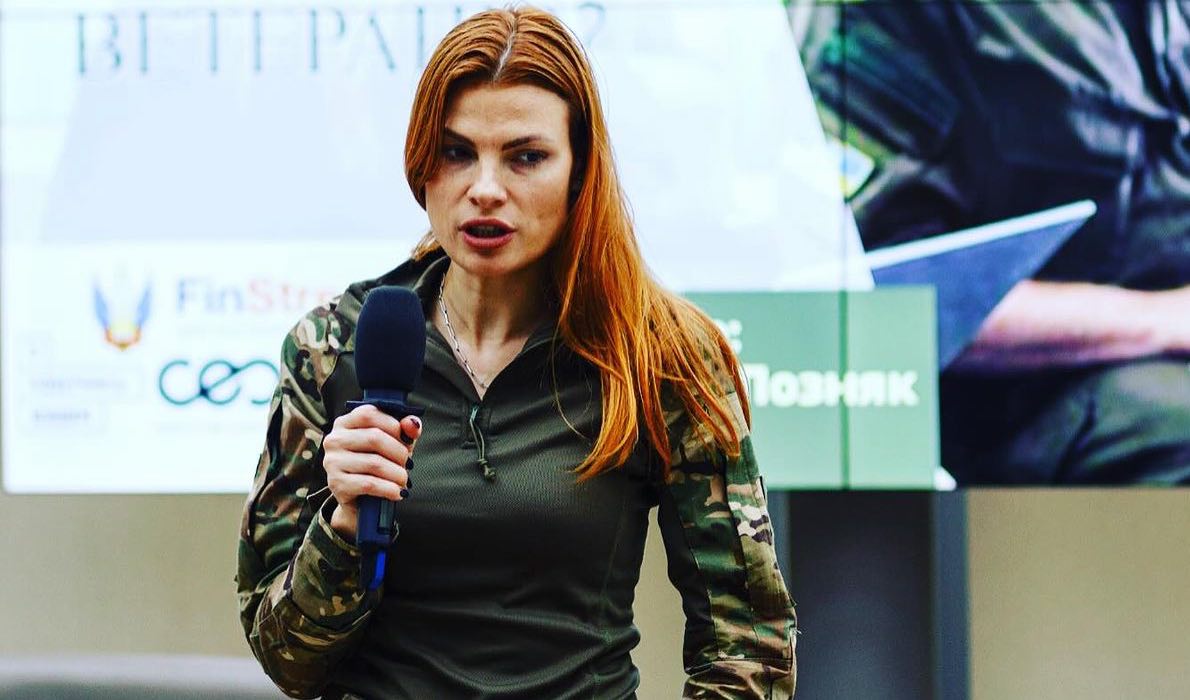El ABC utiliza a una exmodelo francotiradora ucraniana para hacer apología de la guerra