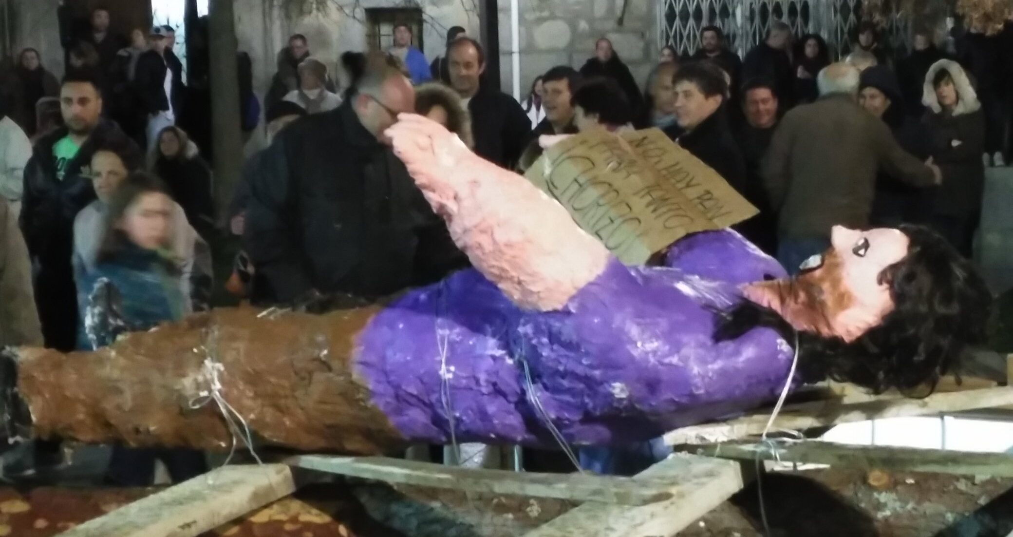 En 2016, un grupo de ultraderechistas quemó y apedreó un muñeco de Pablo Iglesias con mucha menos repercusión mediática