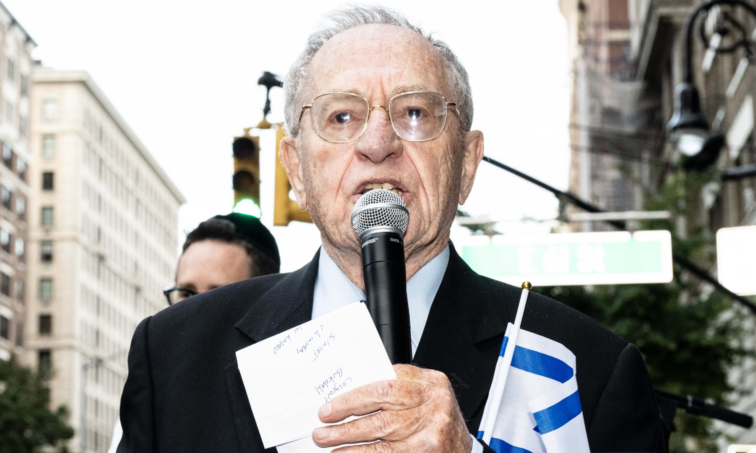 Alan Dershowitz, el abogado pro sionista que aparece en los “Epstein Docs”, se defiende cargando contra el “Me Too”