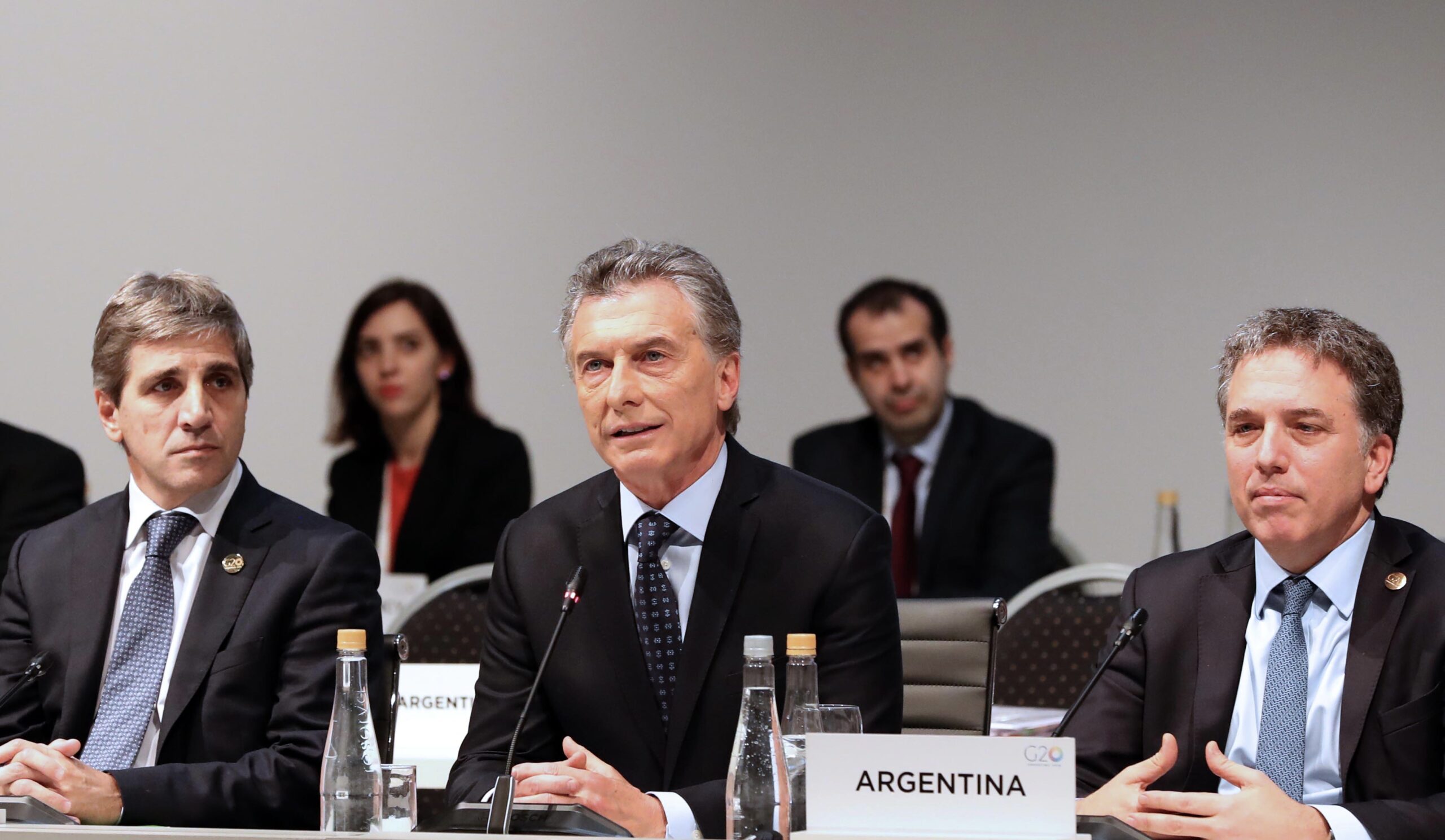 El FMI advierte a los argentinos que sus “condiciones empeorarán” con una inflación del 25% y Milei imputa al peronismo la deuda que contrajo Macri