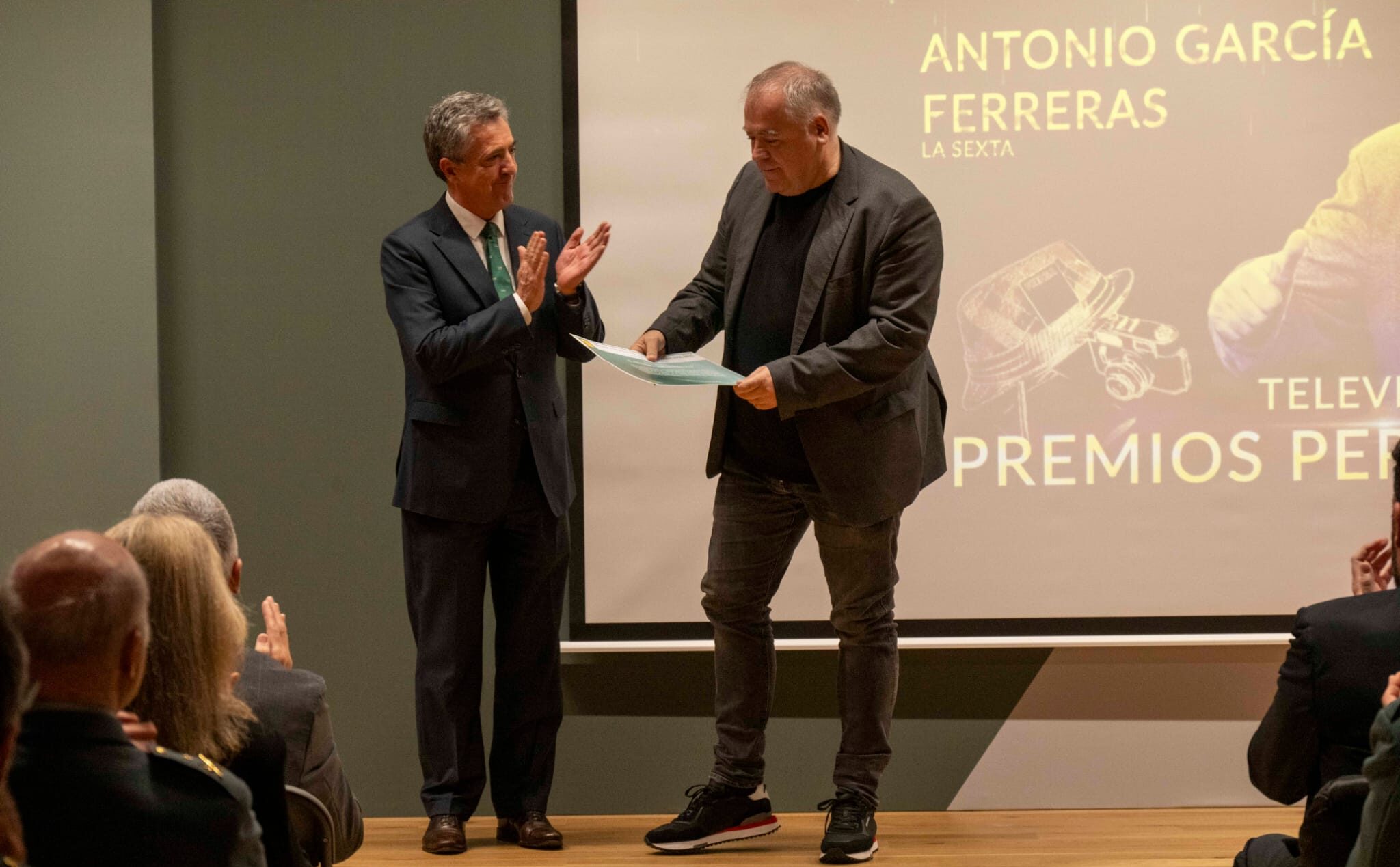 Ferreras recibe el Premio Guardia Civil 2023 en la categoría audiovisual