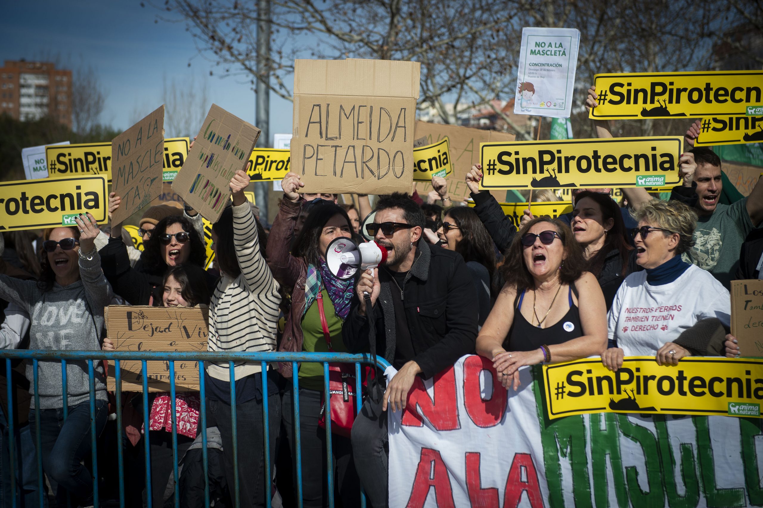 Decenas de personas protestan contra la ‘mascletà’ de Almeida al grito de «pirotecnia, asesina»