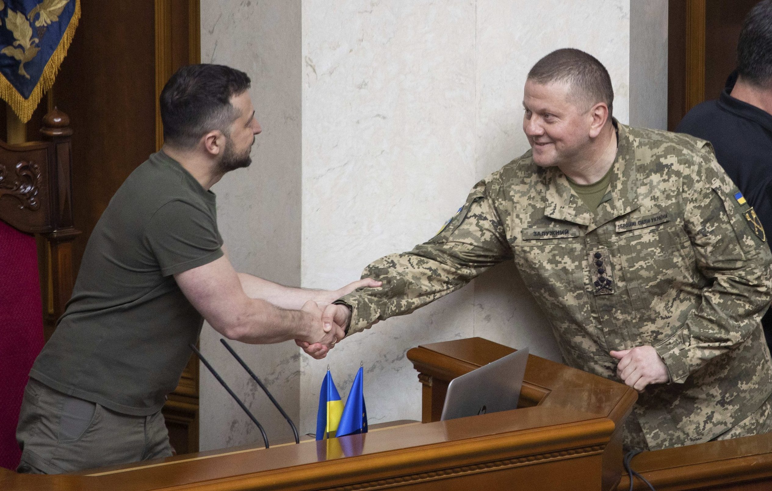 Zelenski cesa a Zaluzhny, el líder militar que encarna la tensión interna que se vive en el país