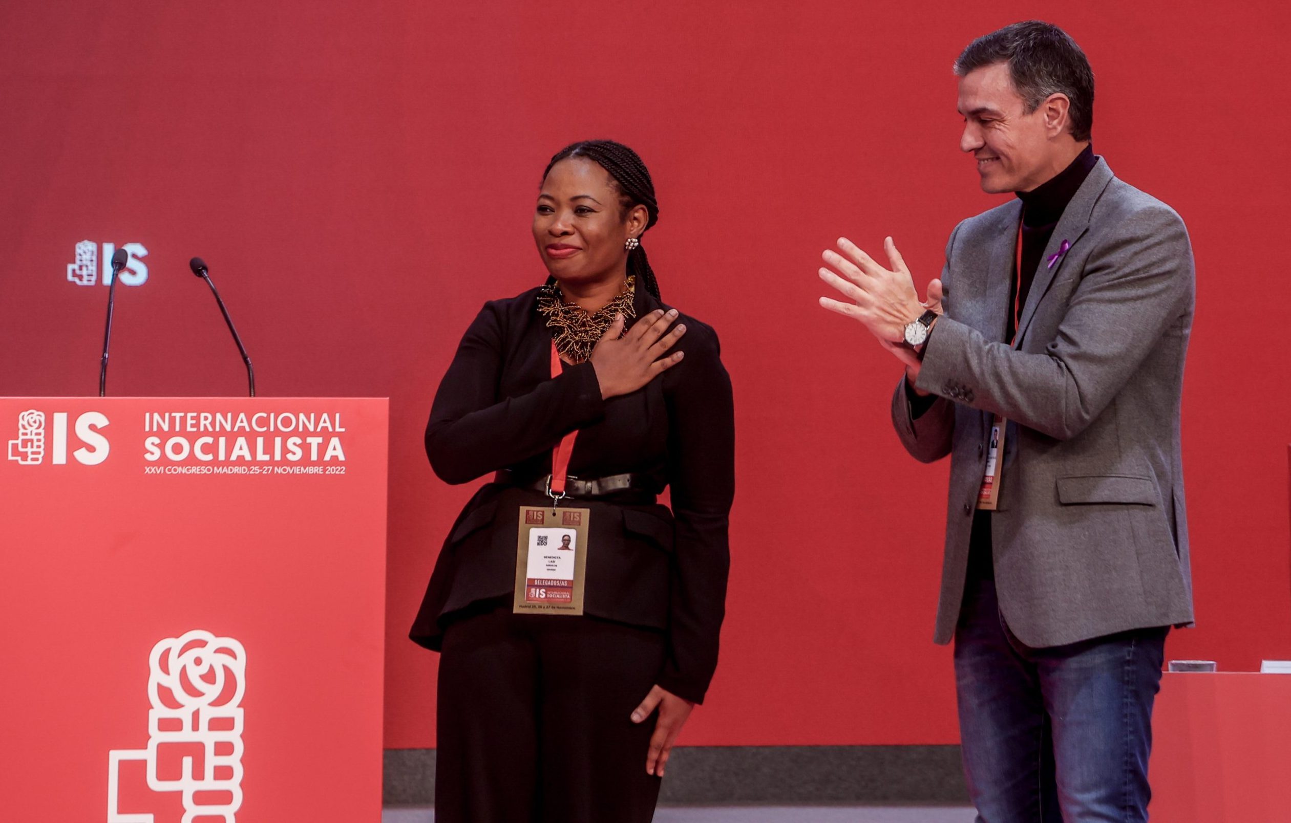 EXCLUSIVA: La número dos de la Internacional Socialista acusa a Pedro Sánchez de hostigamiento por razones de “raza y género”