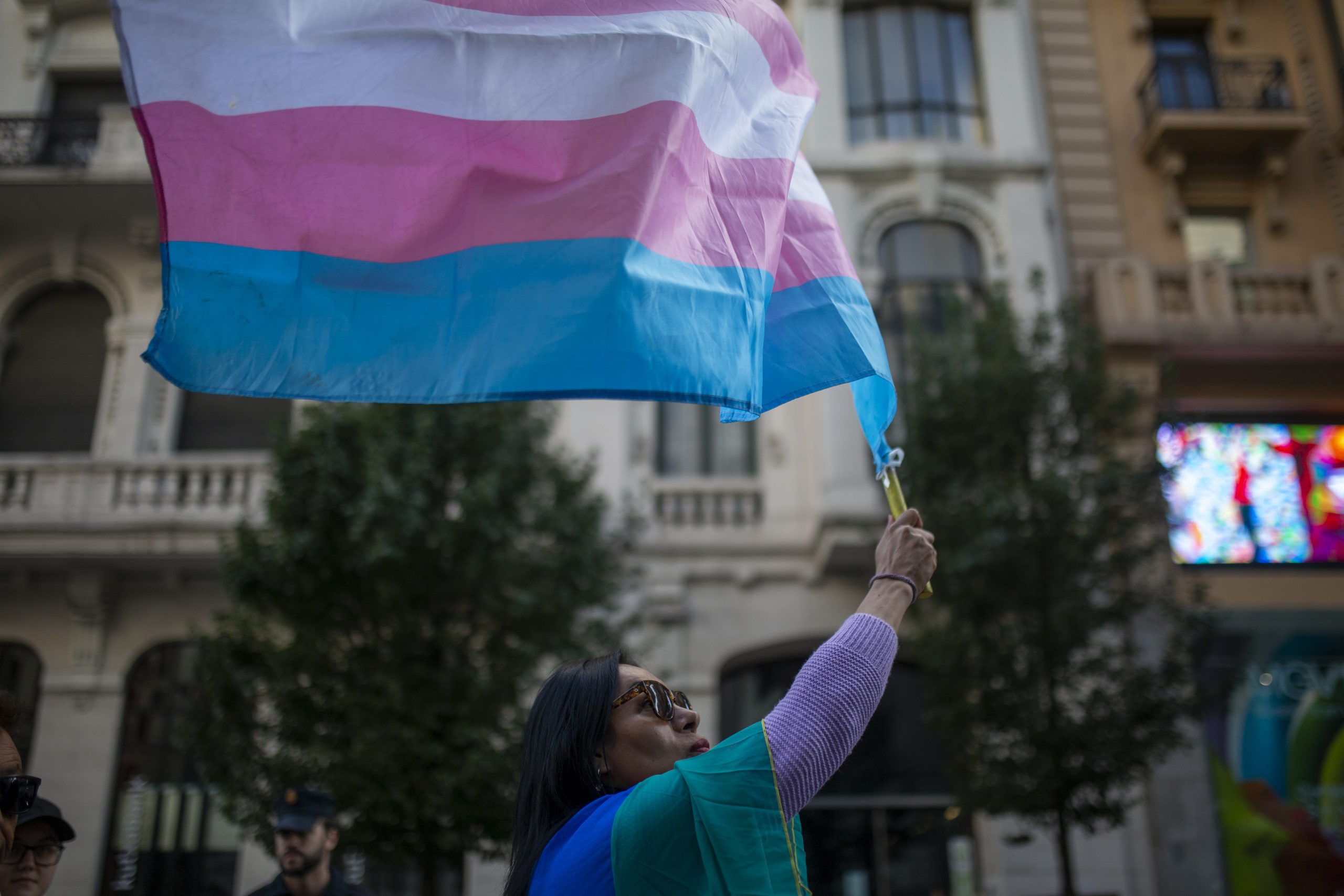 Seis meses de prisión por transfobia en redes sociales al llamar «maricón con tetas» a una mujer trans