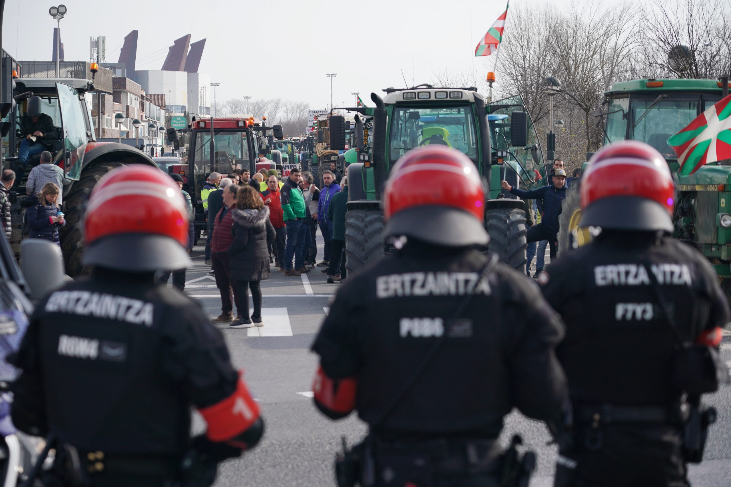 Agricultores vascos y andaluces bloquean las bases logísticas de Mercadona