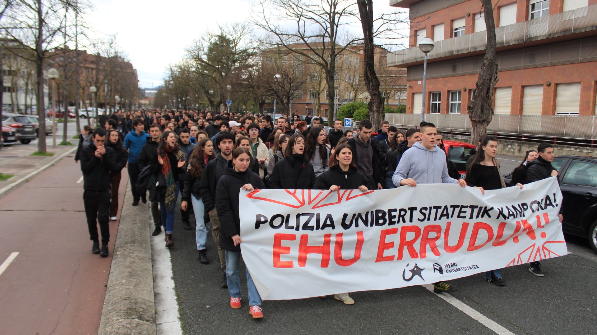 La Ertzaintza desaloja a la fuerza a estudiantes encerrados en la Universidad del País Vasco que denunciaban el actual modelo universitario empresarial y policial