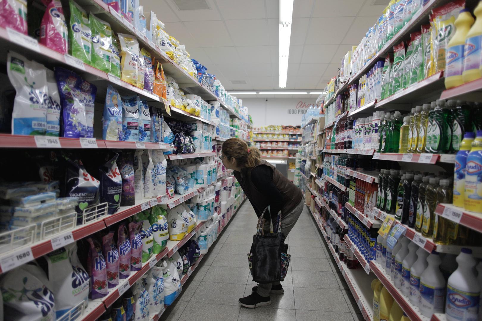 El consumo de los argentinos en supermercados y farmacias se hunde a niveles récord