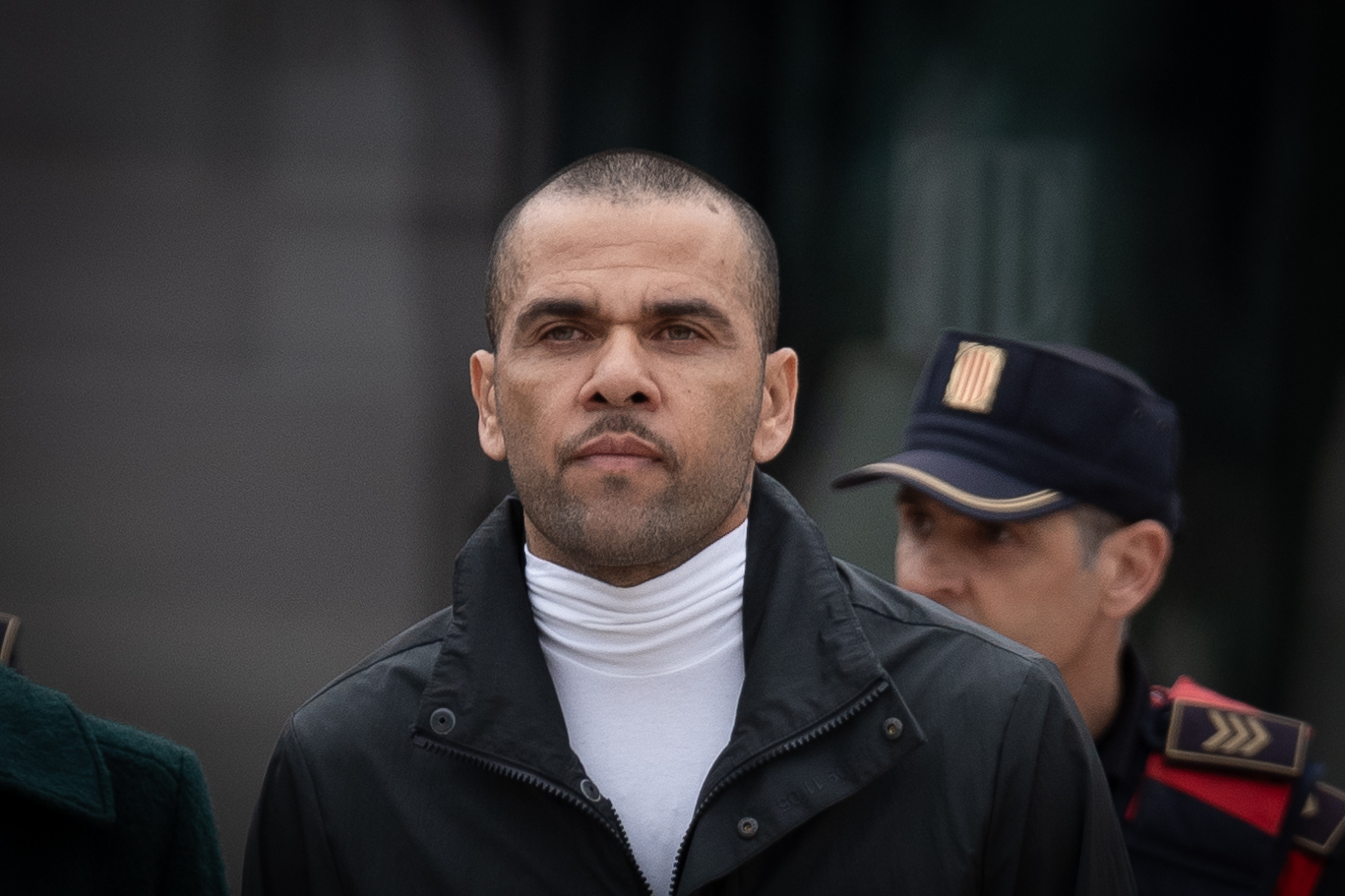Dani Alves sale de la cárcel tras pagar 1 millón de euros de fianza