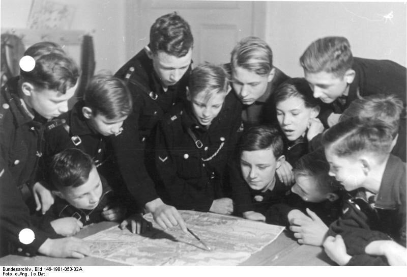 niños alemanes en las escuelas estudiando la guerra