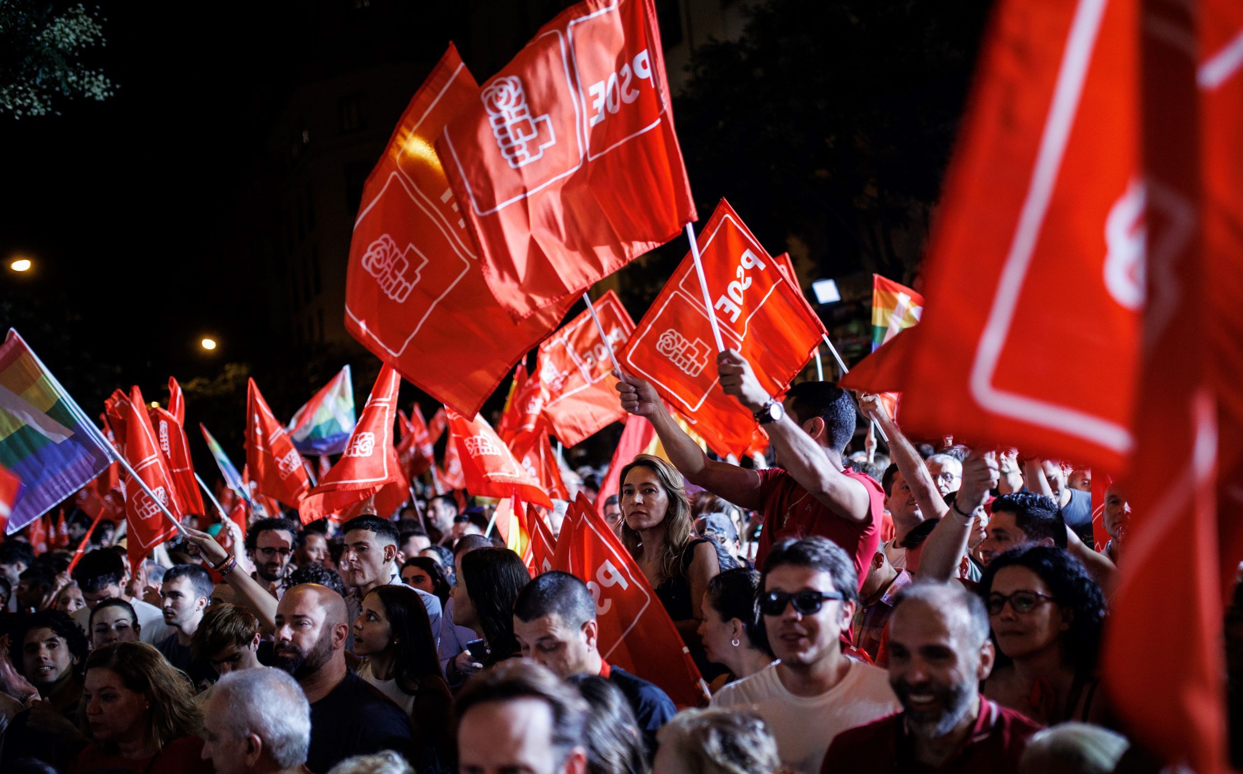 Las federaciones del PSOE se movilizan para llevar a Madrid decenas de autobuses con militantes y respaldar a Sánchez