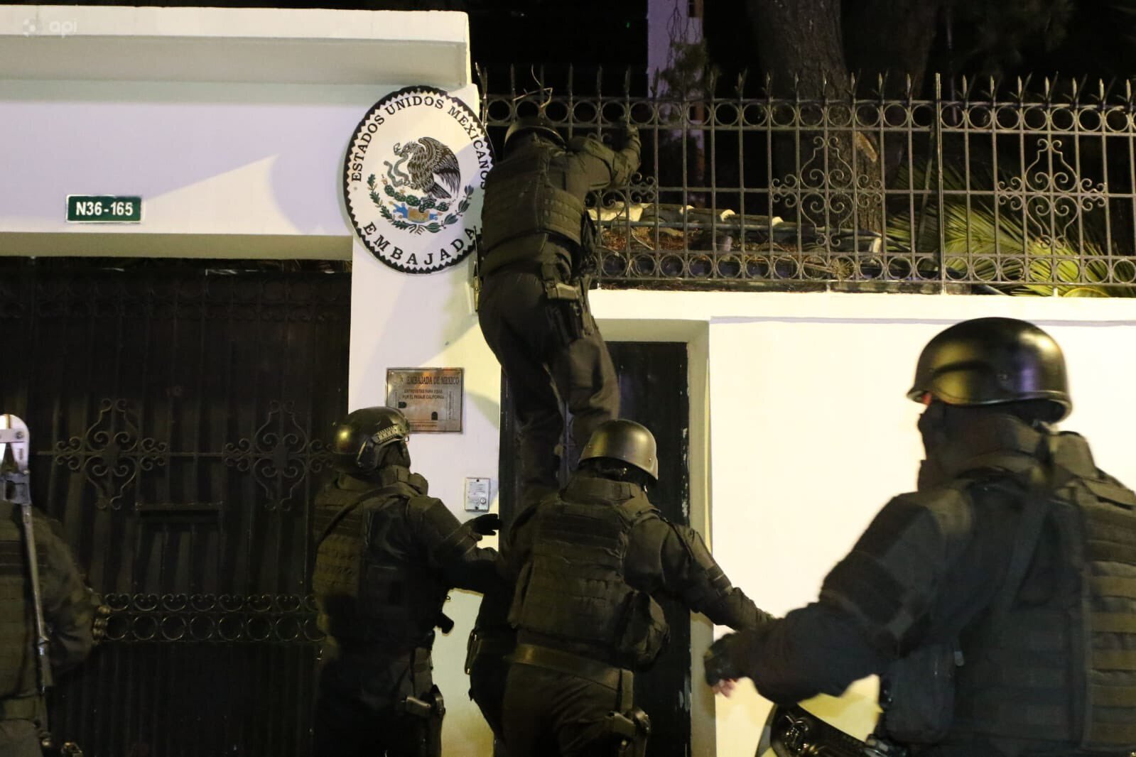Ecuador entra ilegalmente en la embajada de México y secuestra al exvicepresidente Jorge Glas