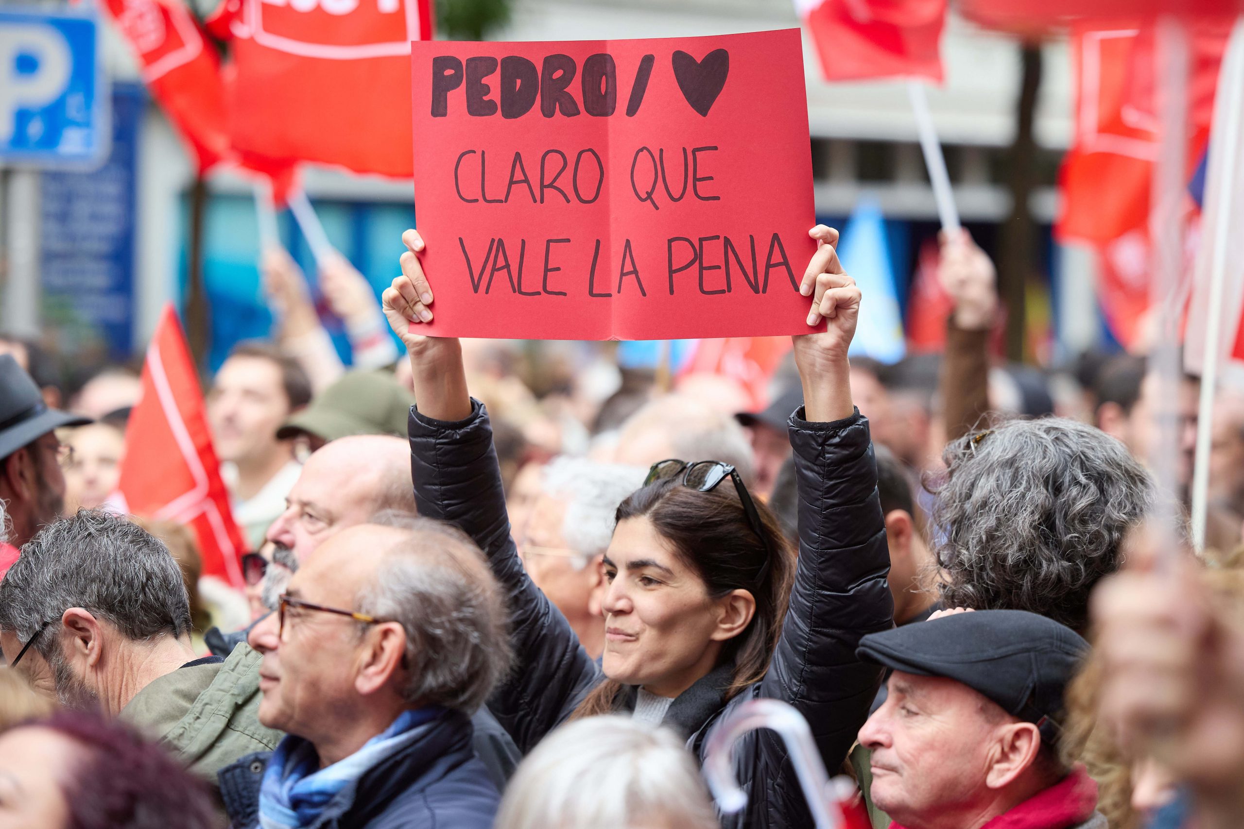 Dirigentes del PSOE salen a Ferraz y se unen a los manifestantes para pedir a Pedro Sánchez que no dimita