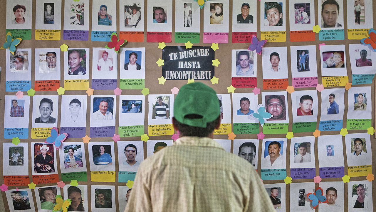 En México, el caso de los desaparecidos de Ayotzinapa se estrella en un muro militar