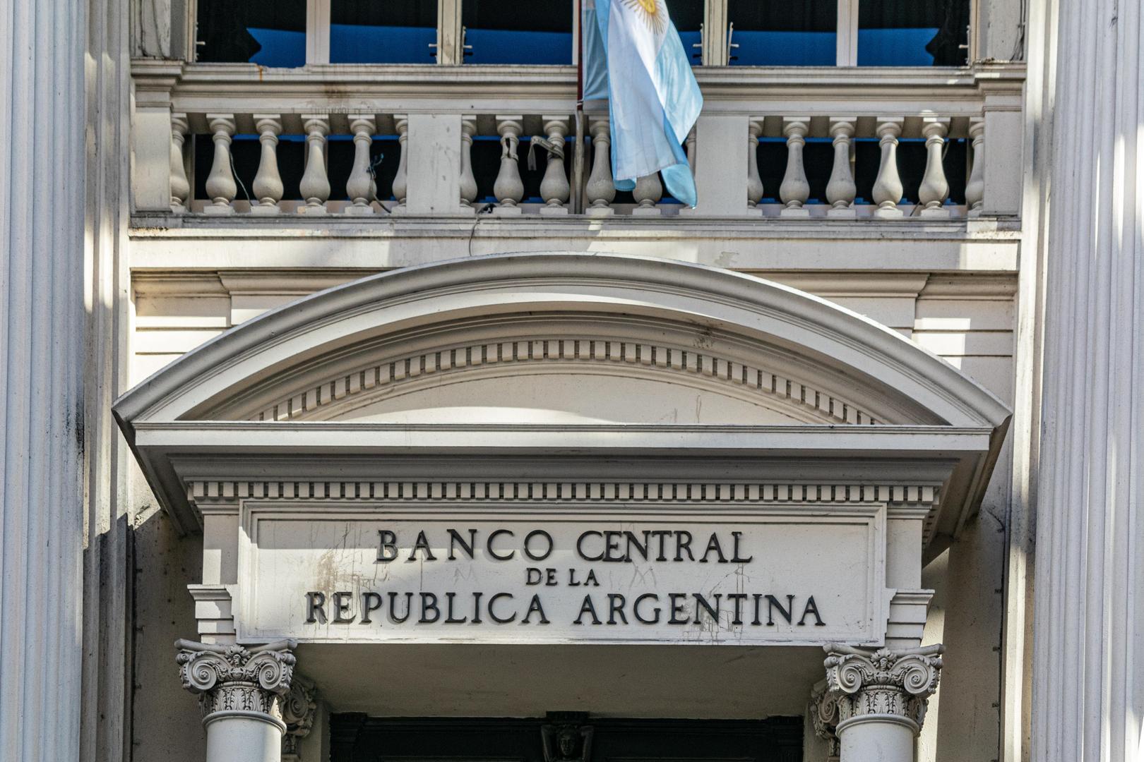 Milei beneficia a bancos y fondos mientras la clase media argentina pierde sus ahorros